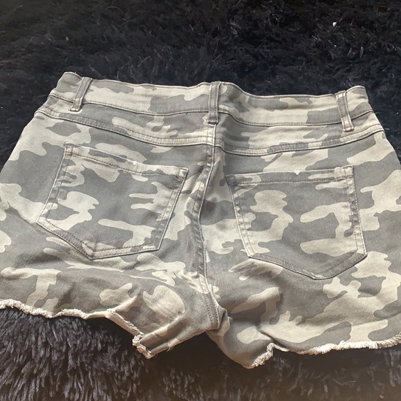 Camo print cutoff denim shorties - Picture 2 of 2